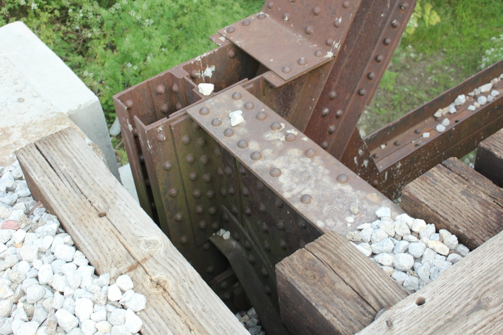Lower angle connection